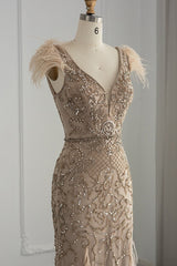 Luxurious V-Neck Mermaid Evening Dress with Feather Appliques-ballbellauk